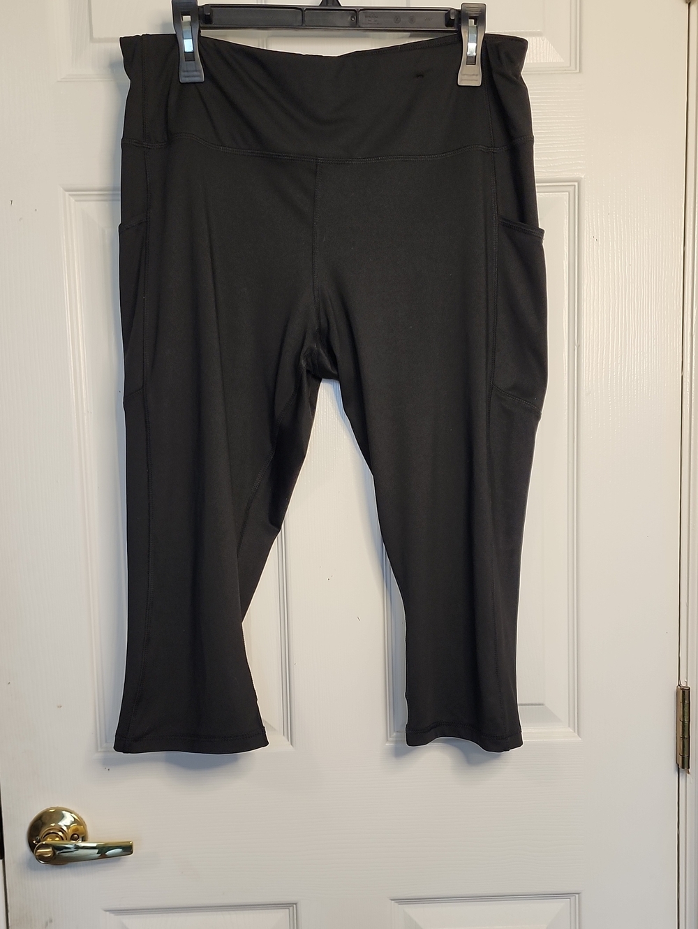 Avia Black Capri Leggings with Side Pockets